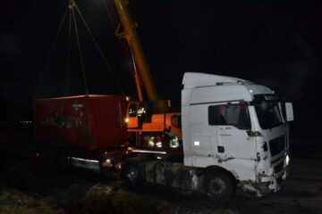 Mașini blocate pe mai bine de zece kilometri, de la Suceava spre Fălticeni, pentru recuperarea unui container de tir răsturnat. Foto: ziaruldepenet.ro