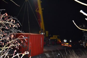 Mașini blocate pe mai bine de zece kilometri, de la Suceava spre Fălticeni, pentru recuperarea unui container de tir răsturnat. Foto: ziaruldepenet.ro