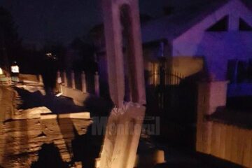 Autoturismul scăpat de sub control a rupt stâlpul în două