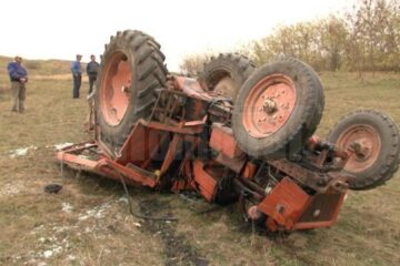 Tractoristul a murit strivit în cabină