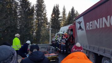 Două autotrenuri s-au izbit violent în pasul Tihuța