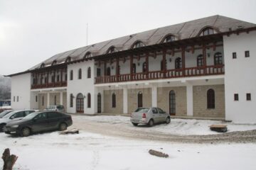 Noua clădire e structurată pe 3 niveluri, cu birouri și săli de conferință