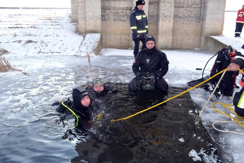 Exercițiu de scufundare pe timp de iarnă