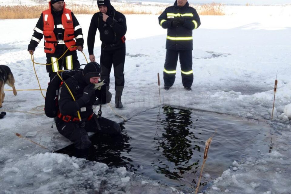 Exercițiu de scufundare pe timp de iarnă