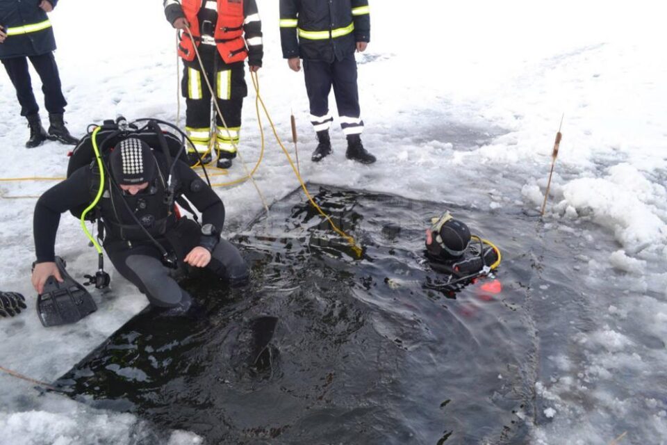 Scafandrii ISU au făcut pregătire în condiții extreme, în iazul Lipoveni