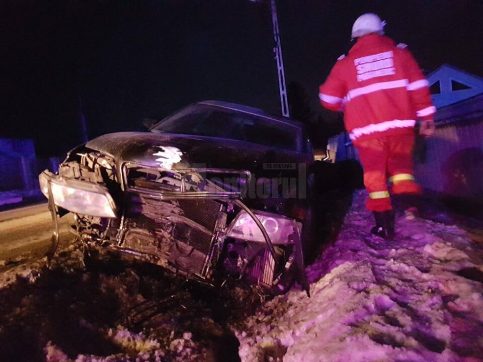 O mașină a rupt în două un stâlp din beton