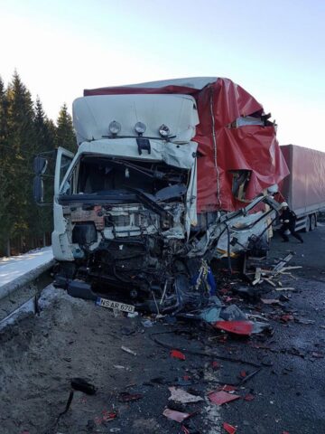 Două autotrenuri s-au izbit violent în pasul Tihuța