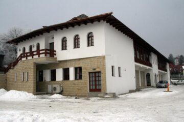 Noul sediu al Arhiepiscopiei Sucevei și Rădăuților, sfințit de un sobor de preoți, în frunte cu ÎPS Pimen