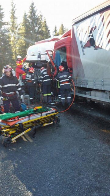 Două autotrenuri s-au izbit violent în pasul Tihuța