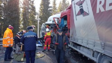 Două autotrenuri s-au izbit violent în pasul Tihuța