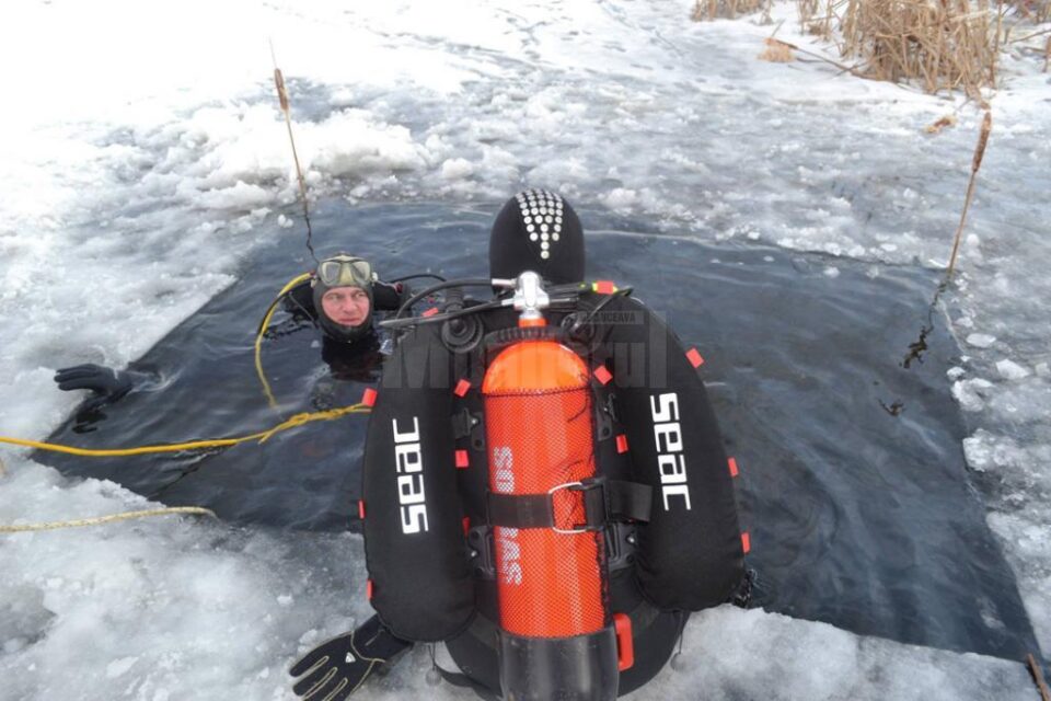 Scafandrii ISU au făcut pregătire în condiții extreme, în iazul Lipoveni