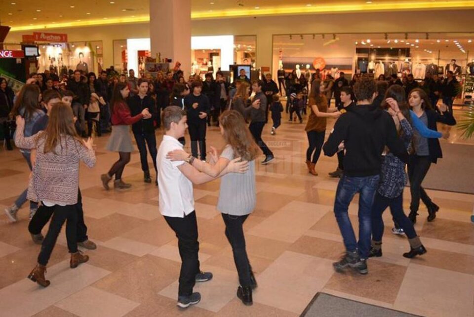 Distracție pe gheață, filme, ateliere de creație, lecții de dans gratuite, la Iulius Mall
