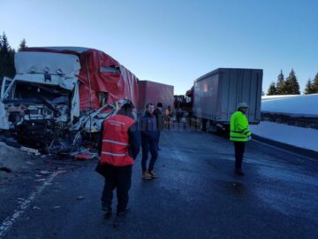 Două autotrenuri s-au izbit violent în pasul Tihuța
