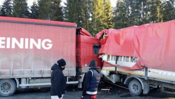 Două autotrenuri s-au izbit violent în pasul Tihuța