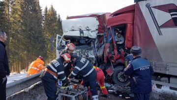 Echipajele de descarcerare au avut o misiune extrem de dificilă