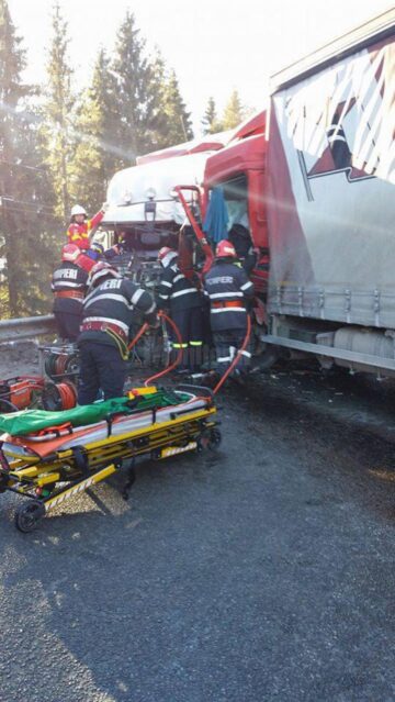 Două autotrenuri s-au izbit violent în pasul Tihuța