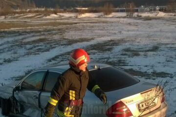 Mașina ieșită în decor