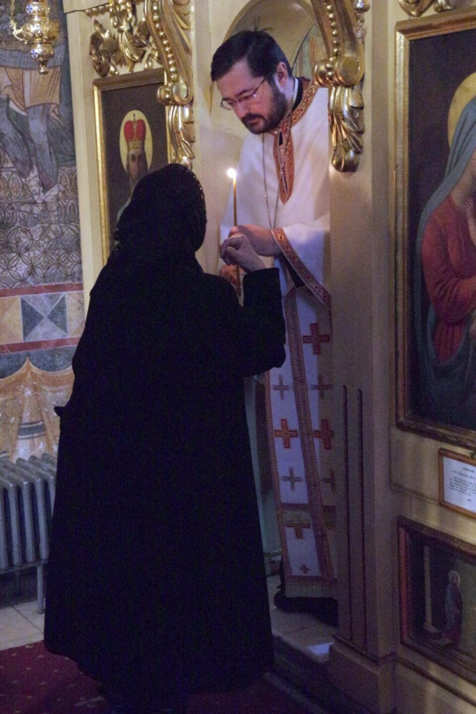 Pomenirea pe care o fac preoții la Sfântul Altar este de fapt pomenirea pe care o face Dumnezeu