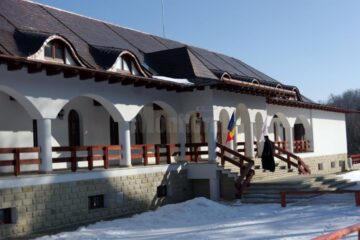 Noul sediu al Arhiepiscopiei Sucevei și Rădăuților, sfințit de un sobor de preoți, în frunte cu ÎPS Pimen