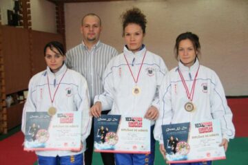 Instructorul Ovidiu Zegrea și cele trei sportive medaliate la Europene