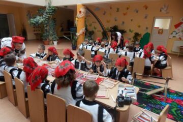 Veronica Hojbotă i-a ajutat și îndrumat pe cei mici în „tainele țesutului”