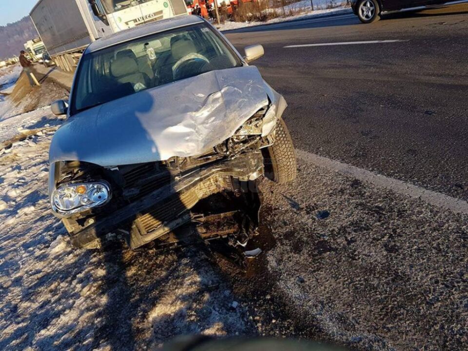 Șoferul autoturismului VW Golf nu a păstrat distanța și a intrat frontal în autoturismul aflat în fața sa