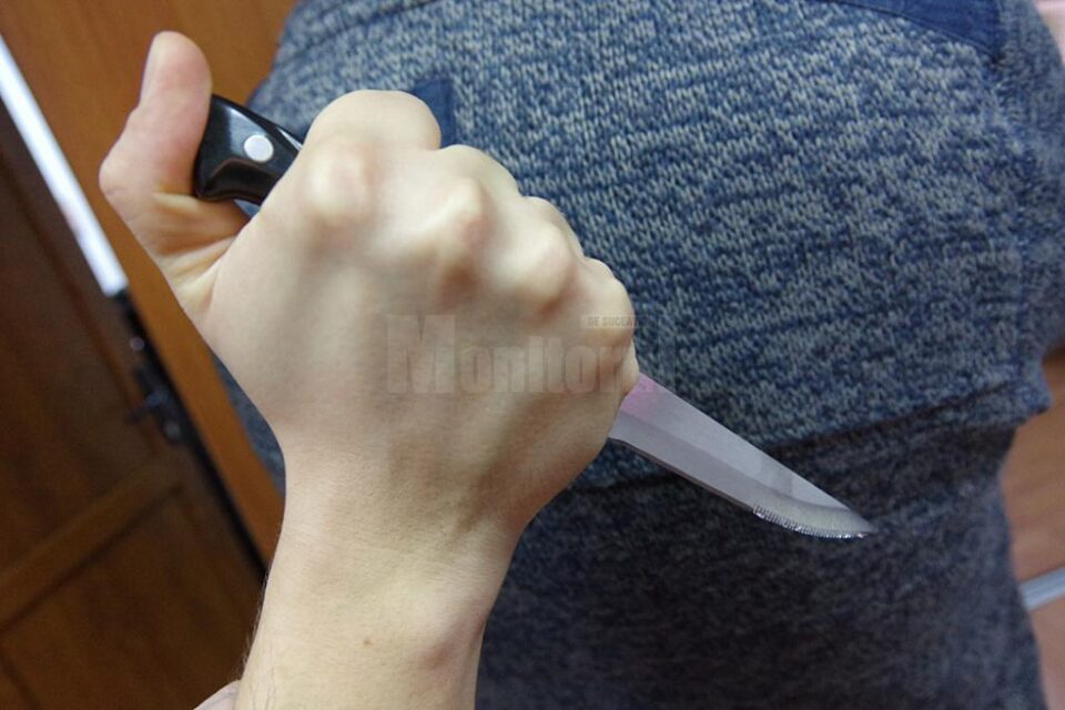 Tânărul l-a înjunghiat adânc în spate pe un minor