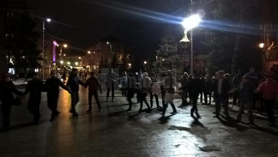 O parte dintre sucevenii prezenți s-au prins la un moment dat și într-o horă