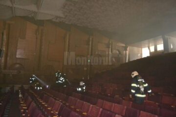 Pompierii verificând Casa de Cultură Suceava