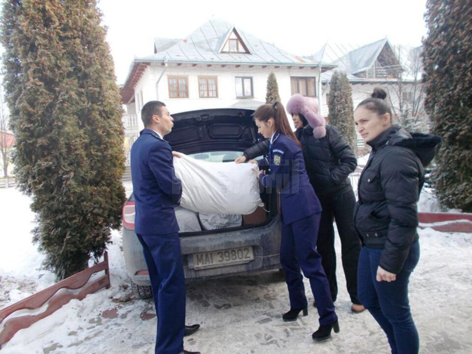 Polițiștii și colaboratorii lor au donat oamenilor străzii hrană și îmbrăcăminte