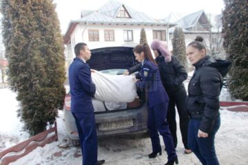 Polițiștii și colaboratorii lor au donat oamenilor străzii hrană și îmbrăcăminte