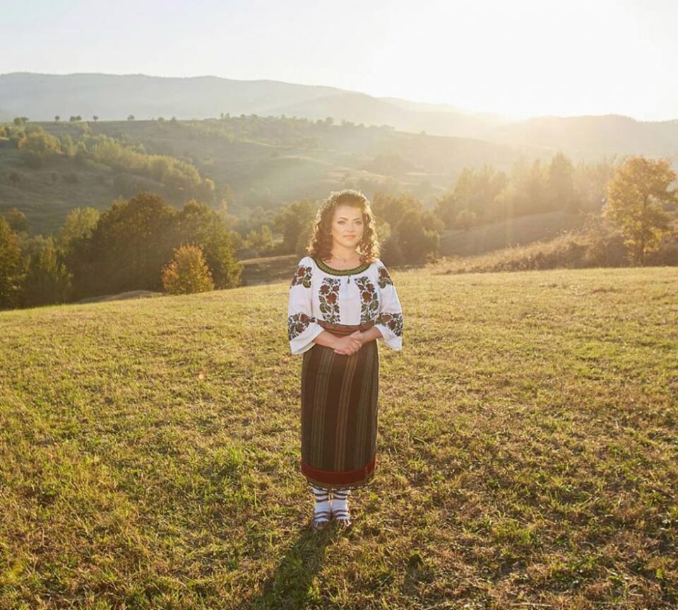 Videoclipul melodiei „Acasă-i România”, lansat de suceveanca Laura Olteanu, are peste un milion de vizualizări pe YouTube