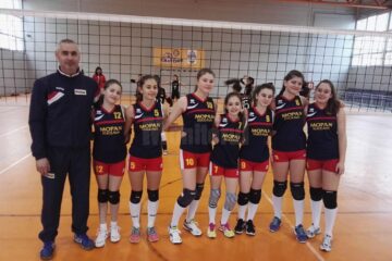 Antrenorul Ionuț Beligan alături de sportivele pe care le antrenează la Kinder Suceava, la turneul de sâmbătă și duminică