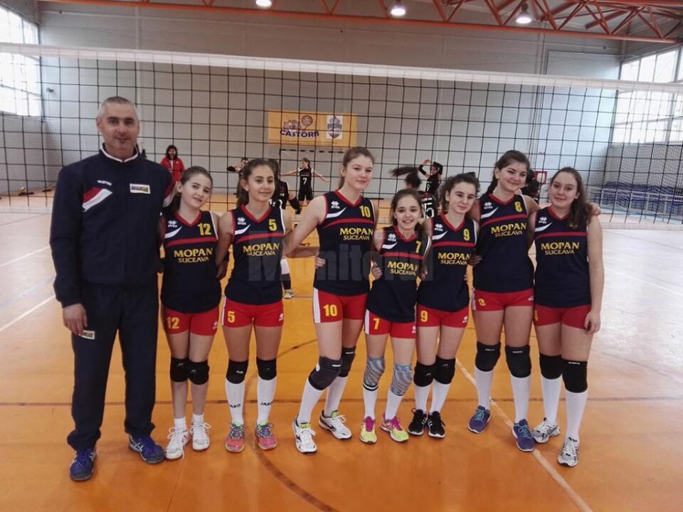 Antrenorul Ionuț Beligan alături de sportivele pe care le antrenează la Kinder Suceava, la turneul de sâmbătă și duminică Antrenorul Ionuț Beligan alături de sportivele pe care le antrenează la Kinder Suceava, la turneul de sâmbătă și duminică