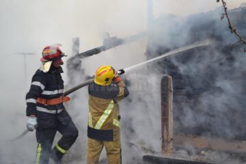 Incendiul a făcut pagube importante și a necesitat o intervenție dificilă din partea pompierilor
