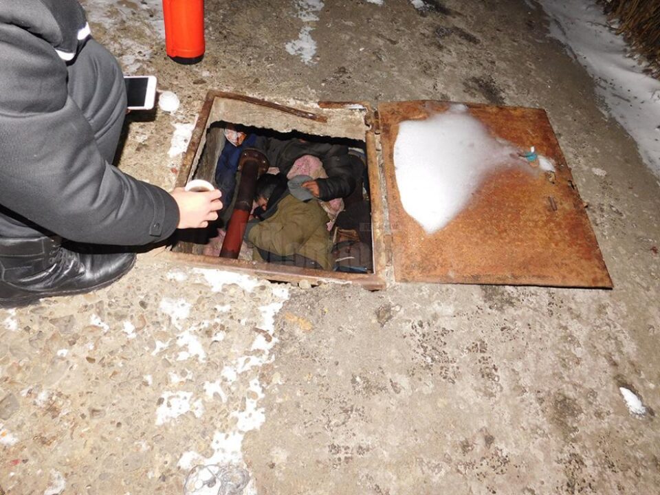 Cei trei copii au fost găsiți de polițiști în canalele de termoficare din zona bazarului sucevean Cei trei copii au fost găsiți de polițiști în canalele de termoficare din zona bazarului sucevean