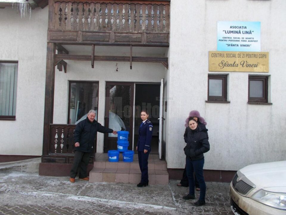 Polițiștii au oferit hrană și îmbrăcăminte persoanelor fără adăpost