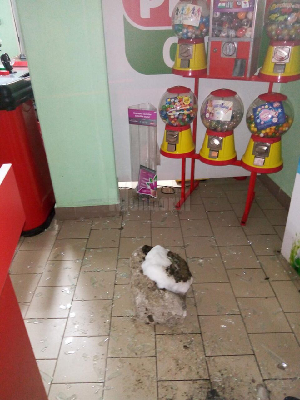 Magazin Profi, spart cu o bordură. Hoțul a furat șase pachete de țigări