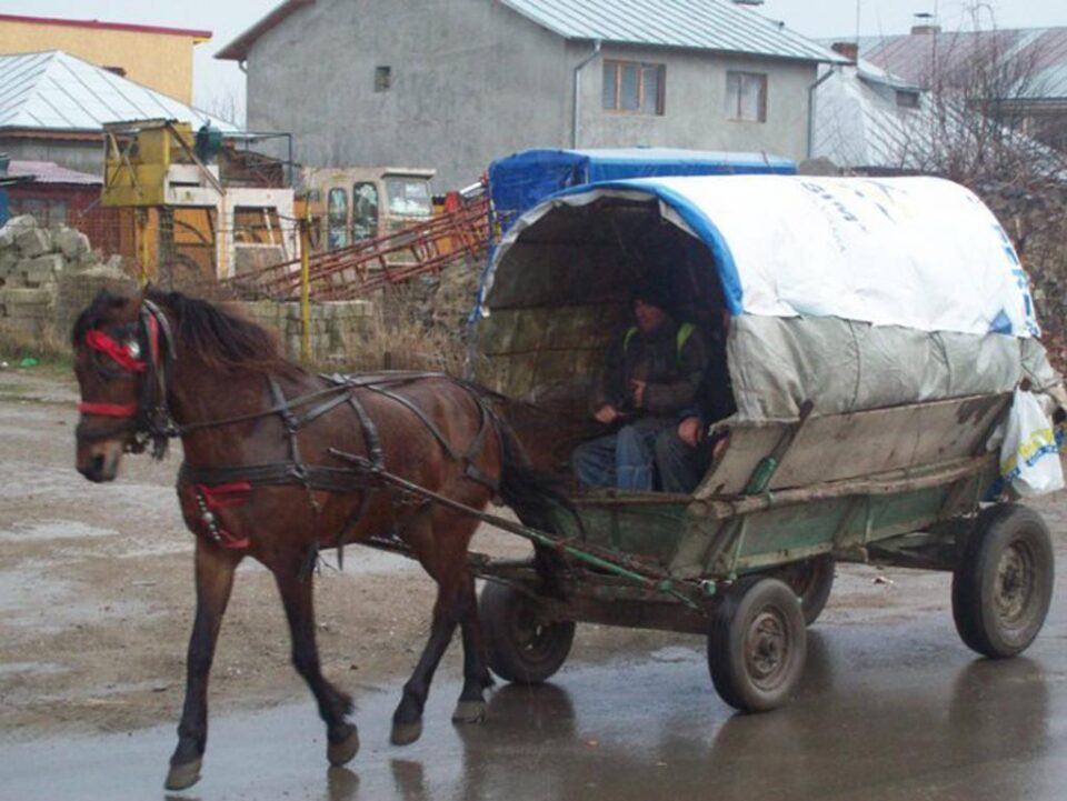 În interiorul căruței oprite de polițiști au fost găsite cele 3 utilaje sustrase de la sediul firmei
