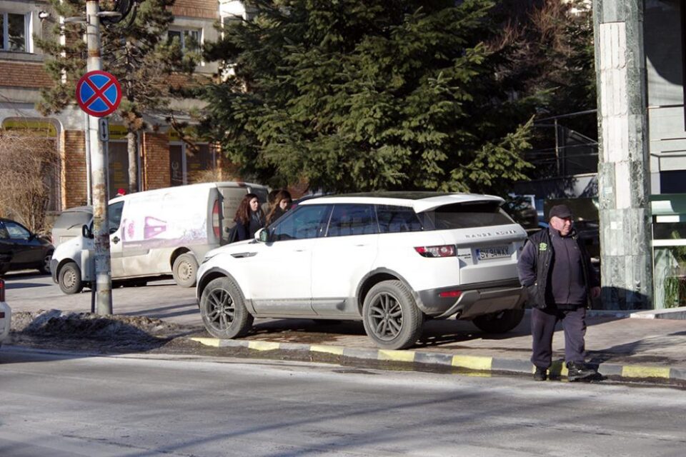 Atenție șoferi: orice parcare pe trotuar vă poate aduce o amendă usturătoare