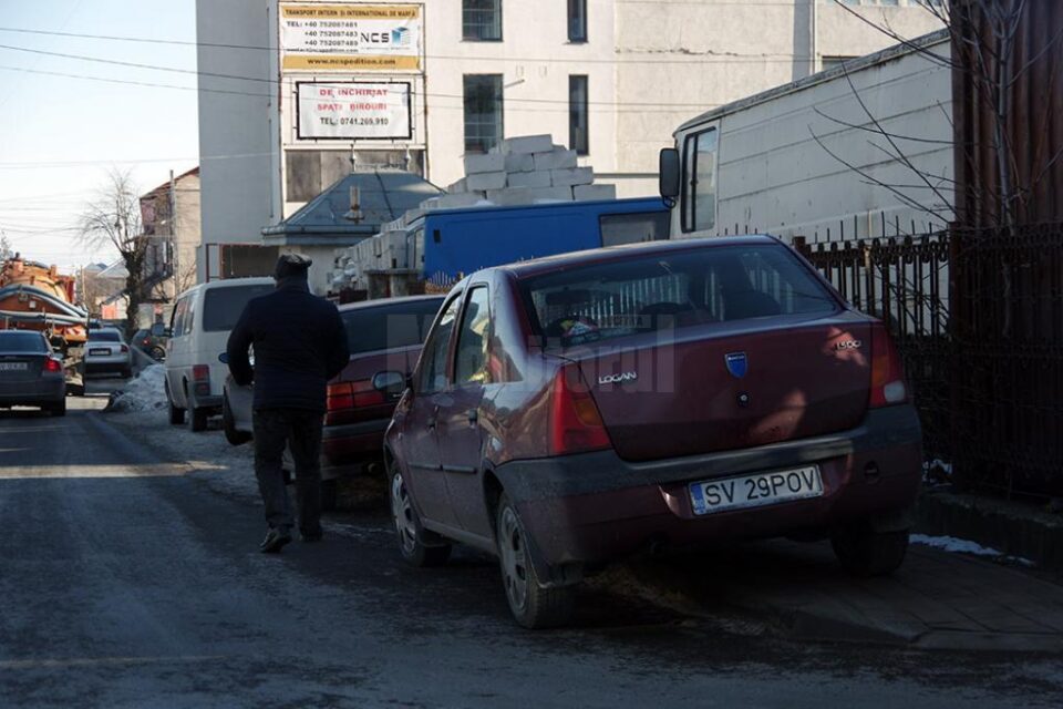 Atenție șoferi: orice parcare pe trotuar vă poate aduce o amendă usturătoare