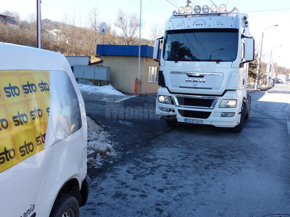 Șoferul capului de tir a fost cel care a provocat accidentul, lovind autoutilitara din spate