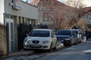 Exemple de parcări pe trotuar surprinse ieri, care încurcă în mod vădit pietonii