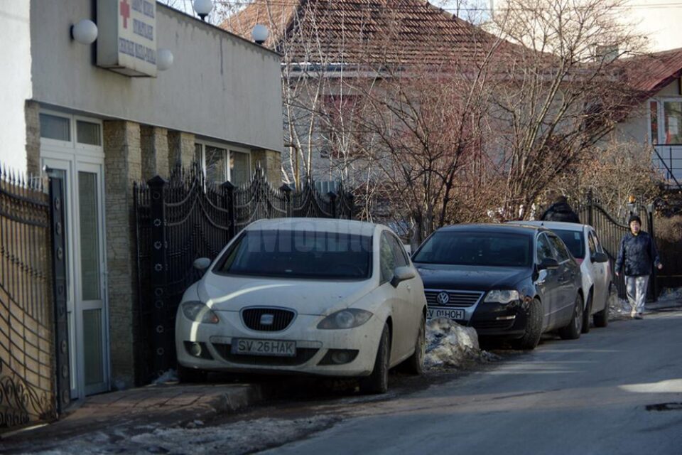 Exemple de parcări pe trotuar surprinse ieri, care încurcă în mod vădit pietonii