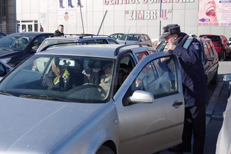 Peste 60 de polițiști au ieșit în stradă pentru a-i convinge pe suceveni să nu-și mai lase bunuri în mașini