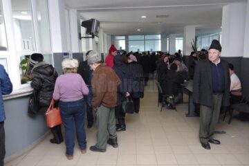 Aglomerație la ghișeele Casei Asigurărilor de Sănătate