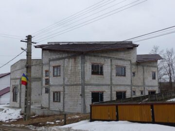 Căminul cultural din Liteni a fost acoperit cu tablă și s-au montat geamuri