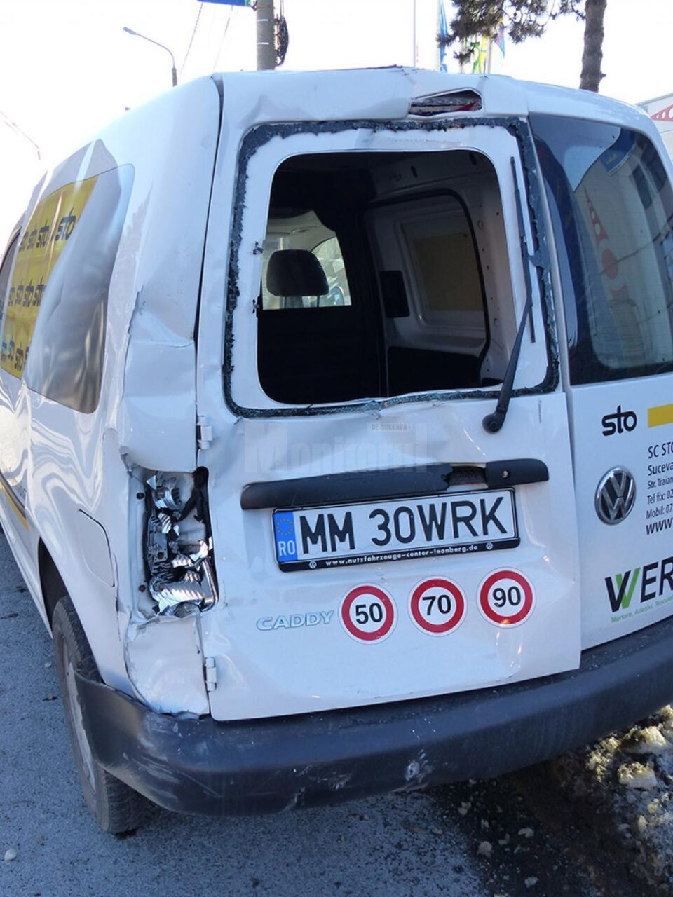 Autoutilitara VW Caddy a fost izbită din spate și proiectată apoi pe trotuarul stației TPL, unde a rănit un bărbat care aștepta autobuzul