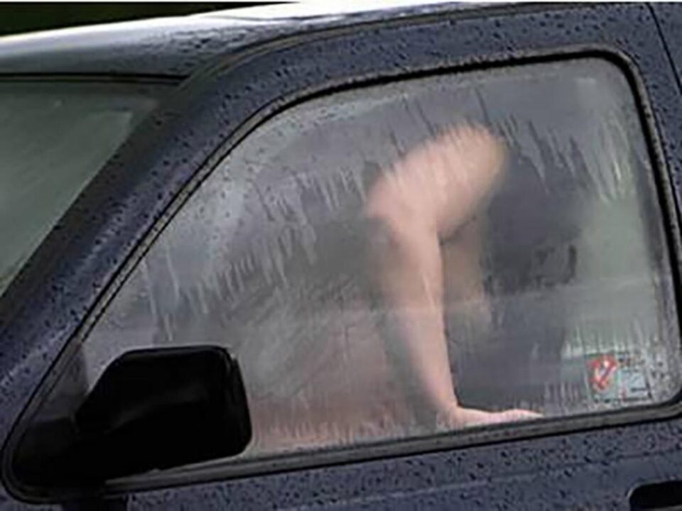 Cei doi au întreținut relații sexuale în autoturismul condus de bărbat