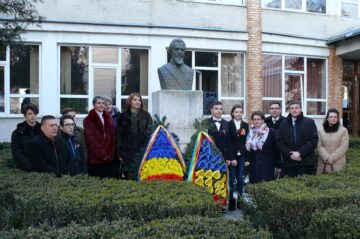 Manifestările au început la statuia domnitorului Alexandru Ioan Cuza, din fața școlii, cu depunerea de coroane și jerbe de flori